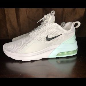 WOMEN’S AIR MAX MOTION 2 SNEAKER